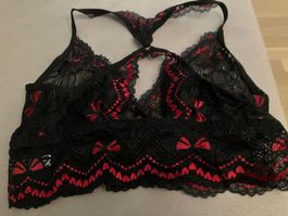 Schöner Spitzen BH, schwarz mit roten Herzen, ohne Bügel,
