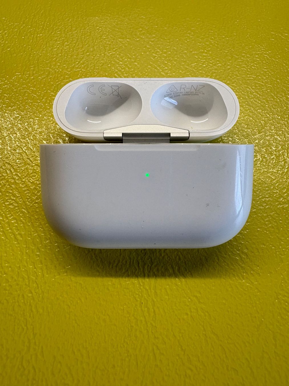 Apple Ladegeräte: Apple AirPods Pro2 charging case (A2968). – Gebraucht aus Lausanne von sil_2dxk