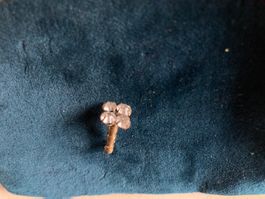 Bronze/Goldfarb. Reversstecker mit 4 Zirkonia Steinen, antik