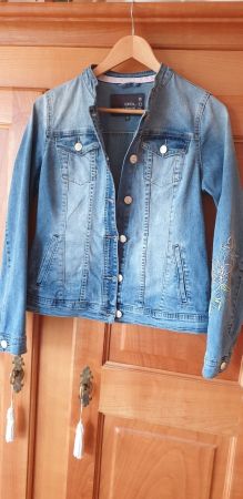 Jeansjacke*NEU* mit Stickerei am Ärmel