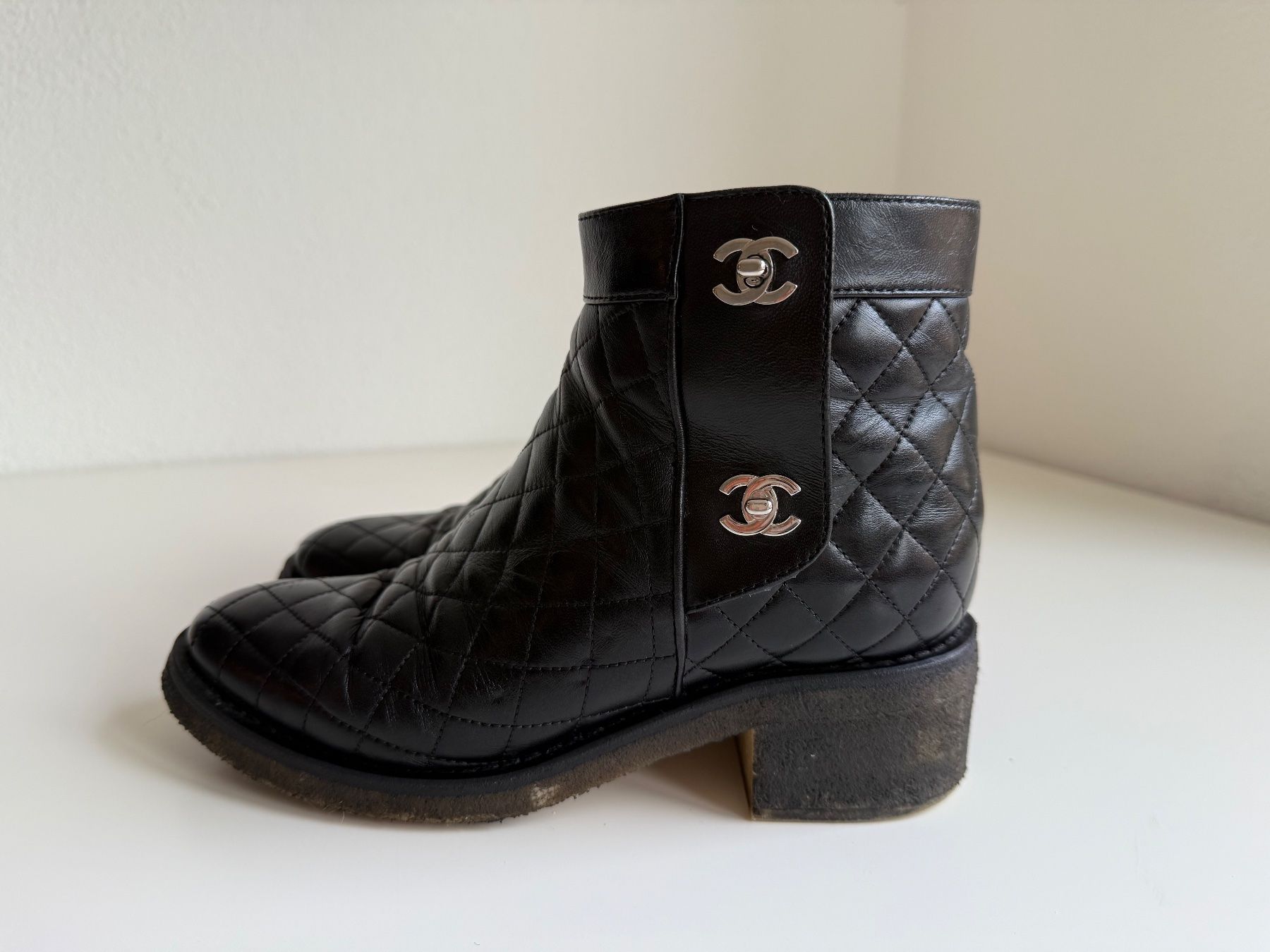 Chanel Scarpe da donna: Chanel Stiefeletten – Usato da Winterthur venduto da 19.19 3