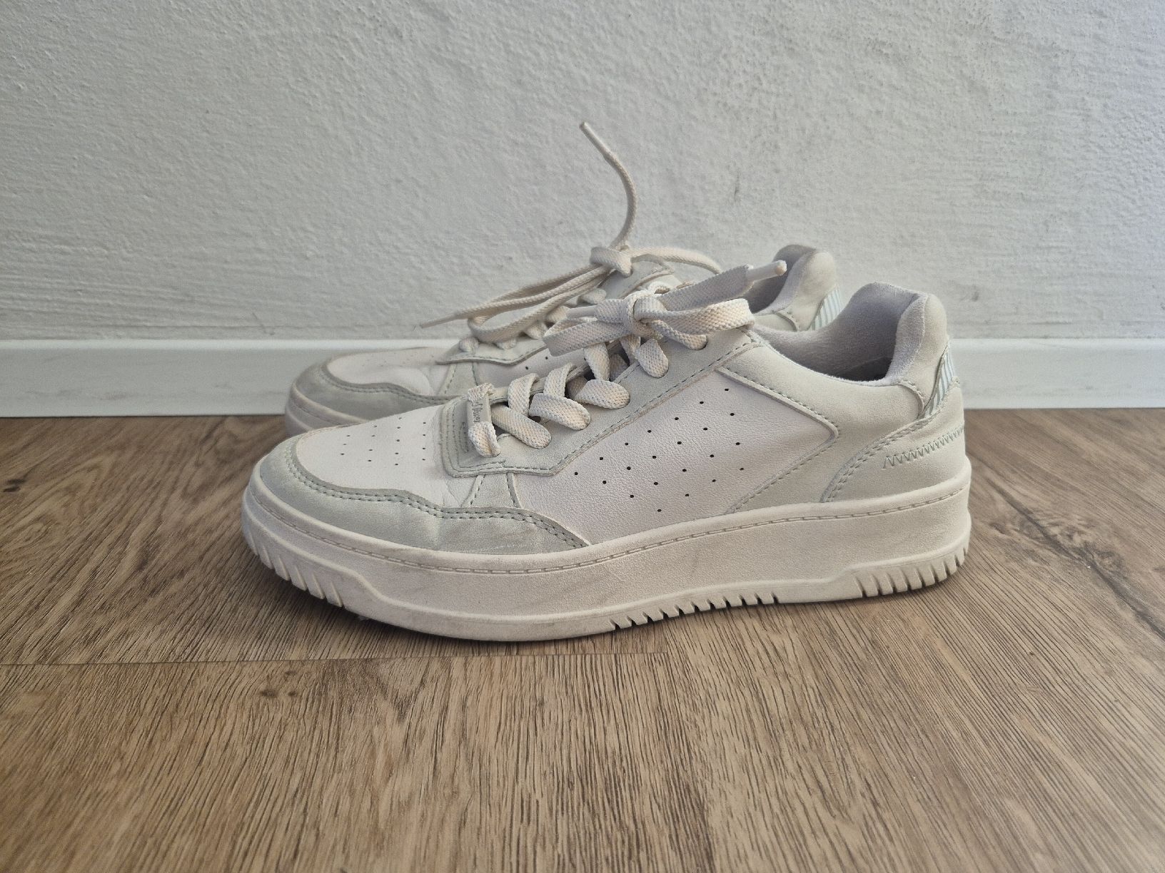 Scarpe da donna: Frühlings-Sneakers, weiss, Gr. 39 – Usato da Altendorf venduto da s_ljj9 1