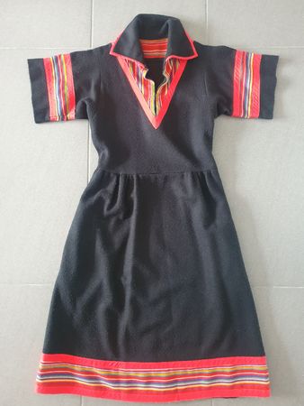 Magnifique robe vintage taille M. avec détails colorés