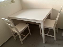 Ikea Hauga Tisch und zwei Stühle
