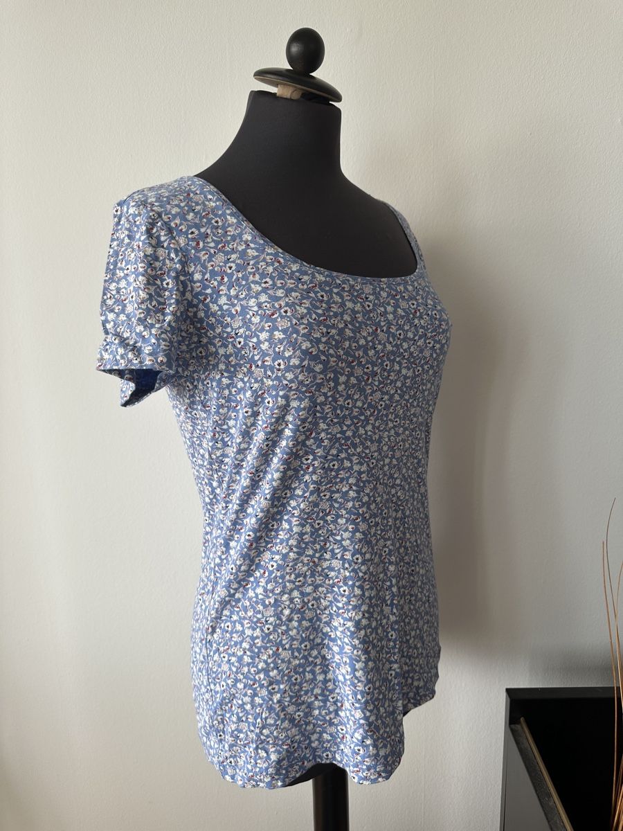 Esprit T-Shirts: Damen T-Shirt Esprit Blumenmuster – Gebraucht aus Wohlen AG von jes_9c79 1