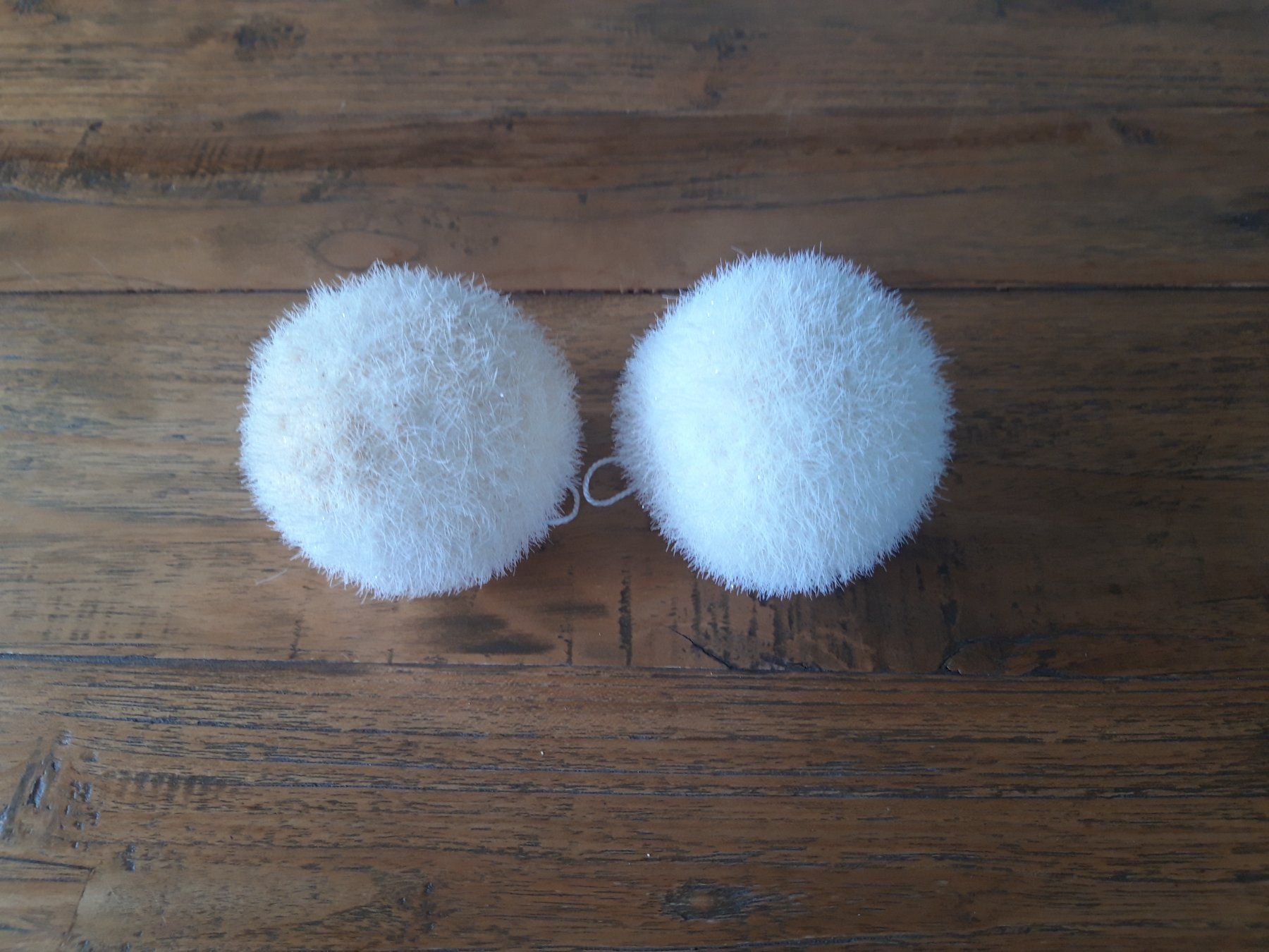 Alle Dekorationen: 2 creme weiss Schneeoptik Weihnachtskugel Christbaumschmuck – Gebraucht aus Feuerthalen von tanatha_st 2