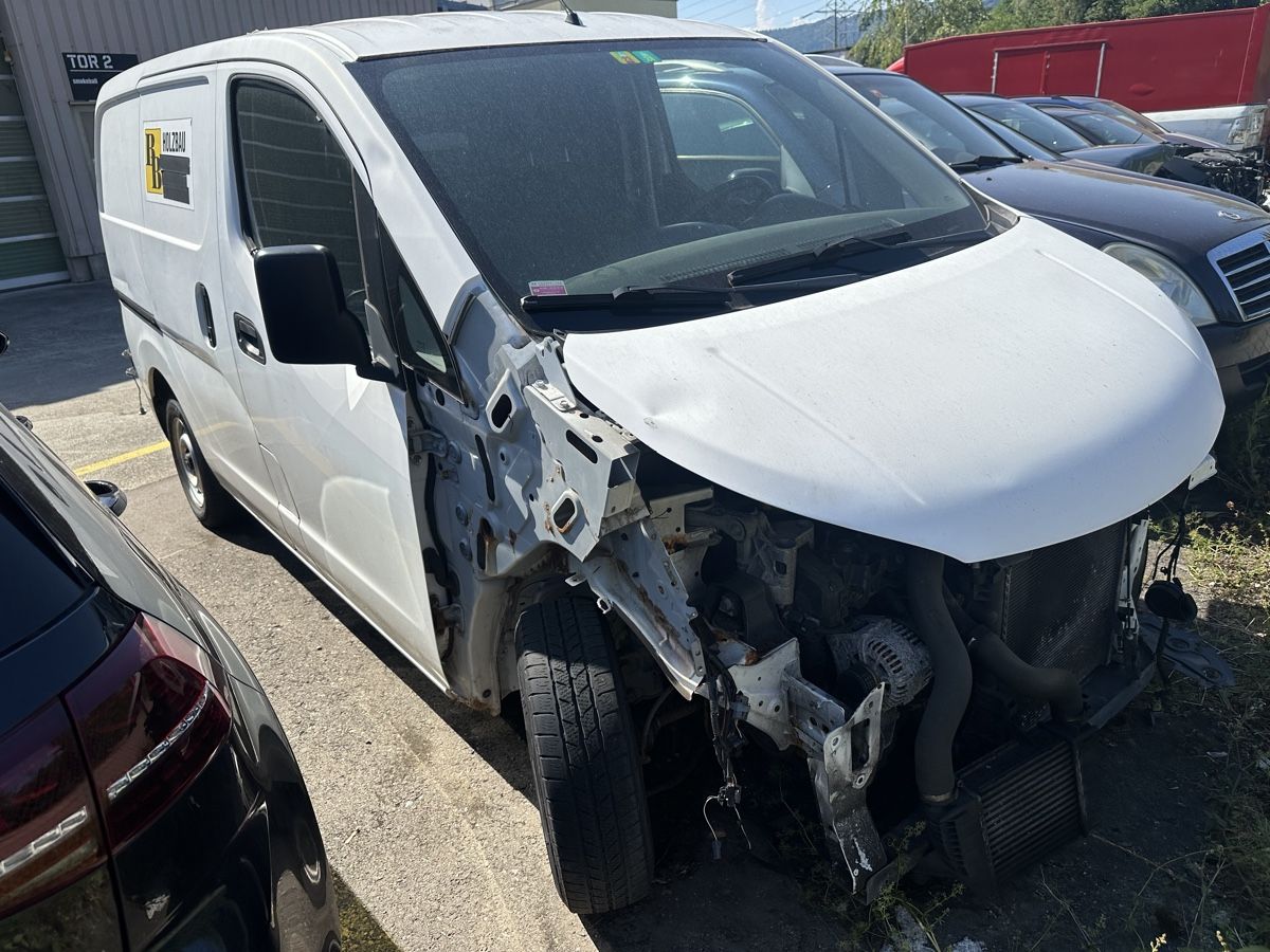 Tutti pezzi di ricambio auto: Nissan NV200 van. Front damage. White. – Usato da Weiach venduto da Aleksandar.B 1