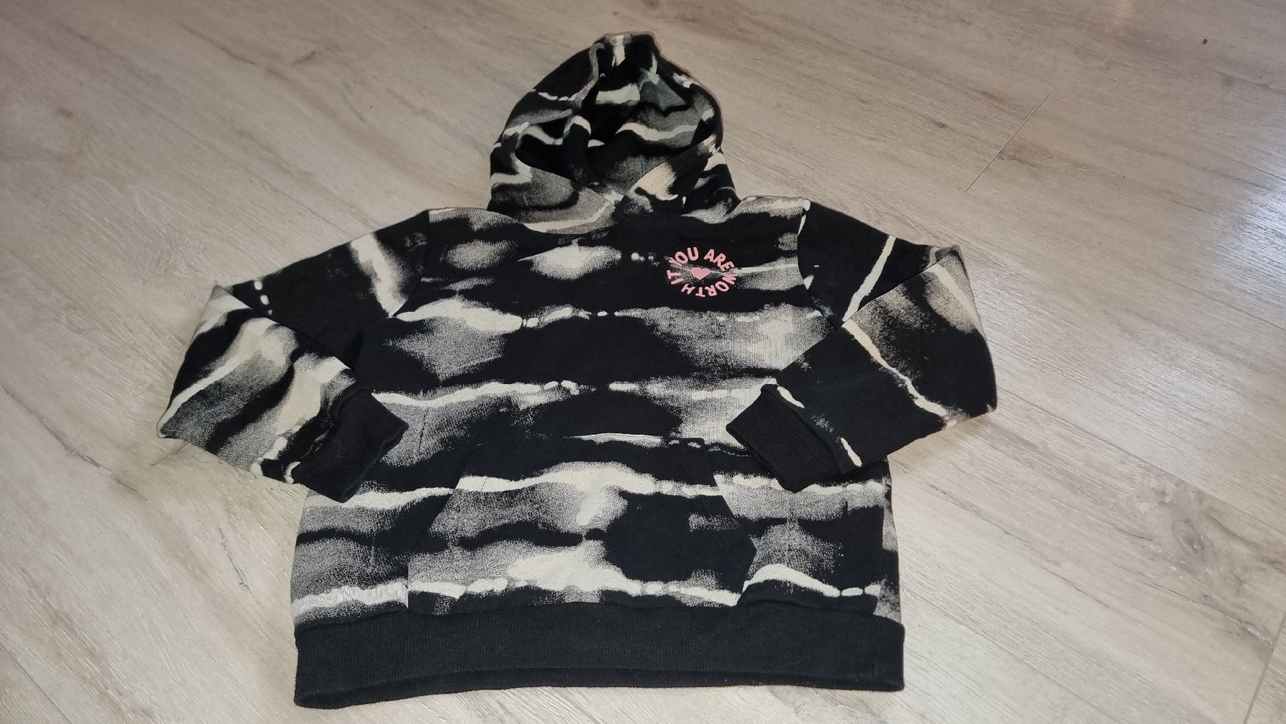 Pullover & Sweatshirts: Schwarz-weisser Kapuzenpullover Grösse 122 128 – Gebraucht aus Wigoltingen von Zuckerfee84