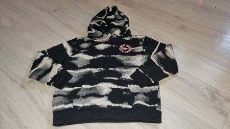 Schwarz-weisser Kapuzenpullover Grösse 122 128