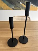 2 schwarze Kerzenständer aus Metall