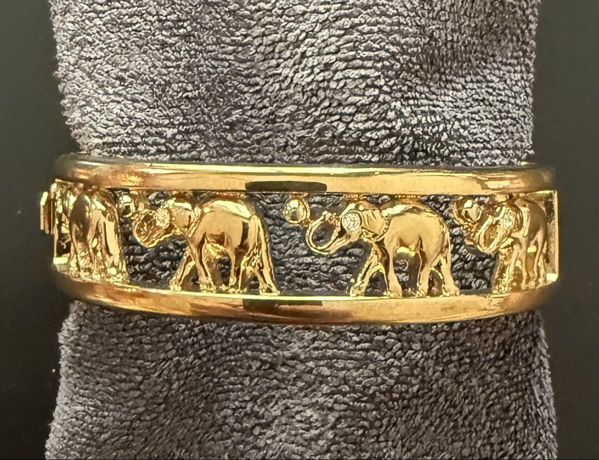 Armbänder & -reifen: Armspange mit Elefanten – Gebraucht aus Einsiedeln von Mauki