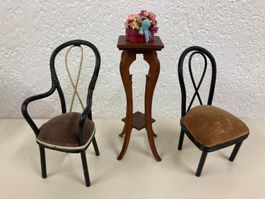 Puppenstubenmöbel antik, 2 Stühle und Blumenständer