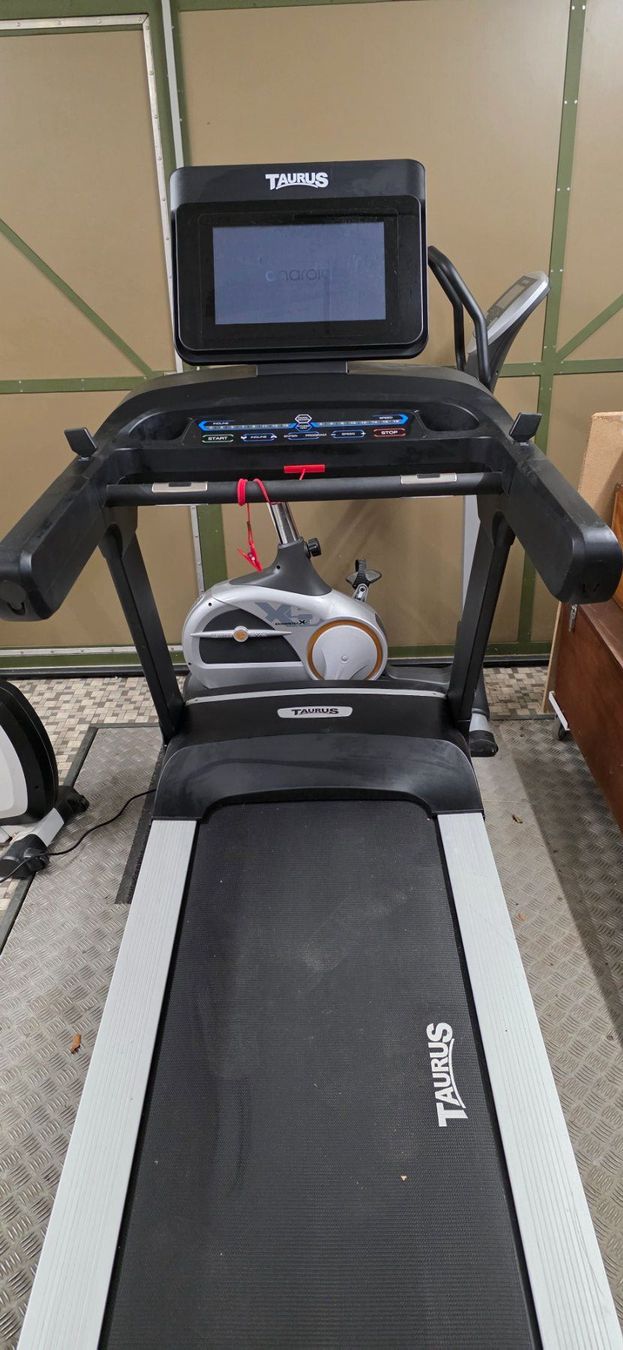 Taurus Hometrainer: Laufband Taurus T9.9 Touch – Usato da Wolfwil venduto da U707