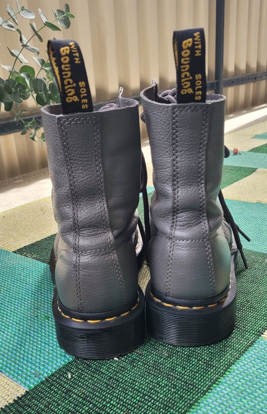 Dr. Martens Chaussures femmes: Doc Martens Stiefel in Grau – D'occasion à Olten par ali_p5tn 2