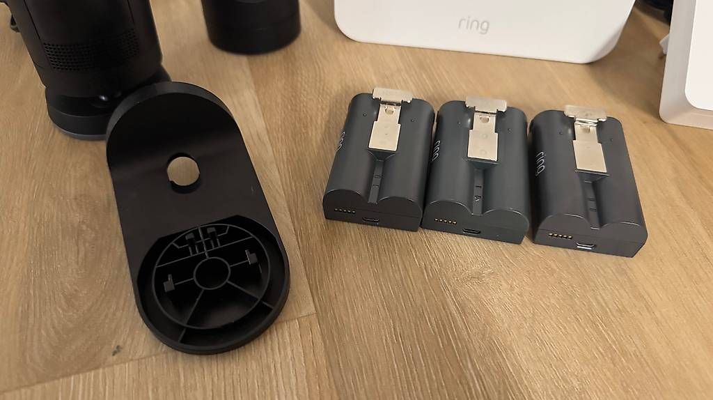 Sistemi d'allarme: Ring Alarm Basisstation, Verstärker & Kameras – Usato da Kaiseraugst venduto da Knoepfle83 3