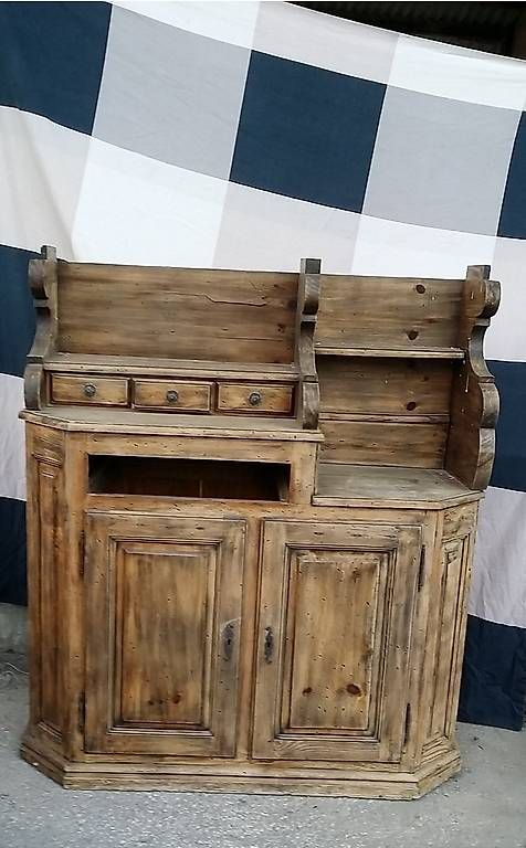 Buffets: Vaisselier en queue d'aigle noyer occasion démontable  – D'occasion à Icogne par chaletlecerf 1