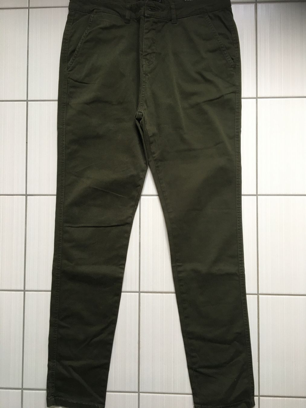 Bershka Pantaloni: Hose Bershka 42 – Usato da Arth venduto da Vrecam51