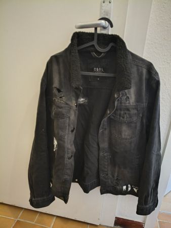 Schwarze Jeansjacke Cayler & Sons mit Patches & ripped Look