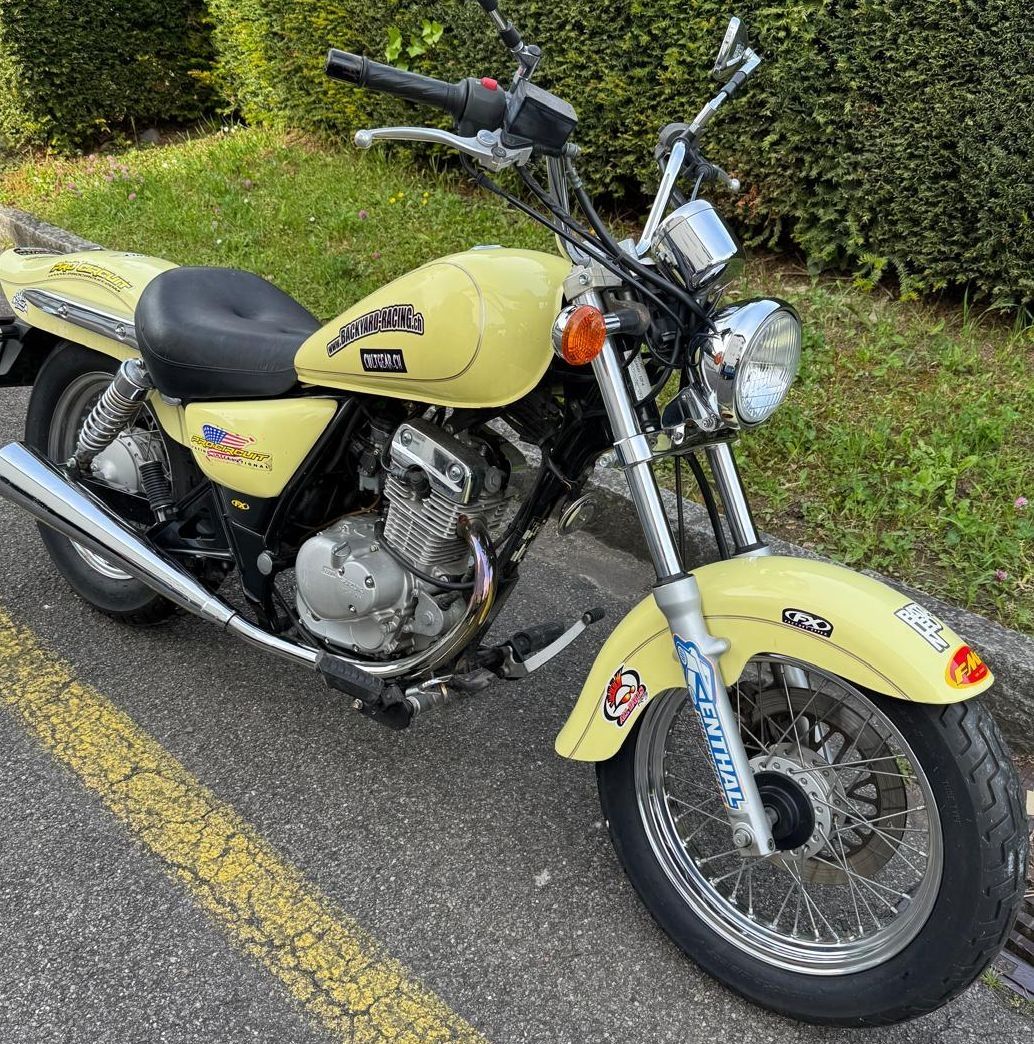 Suzuki Cruisers: Suzuki Chopper 125cc Gelb  – Défectueux à Stallikon par reneesolange