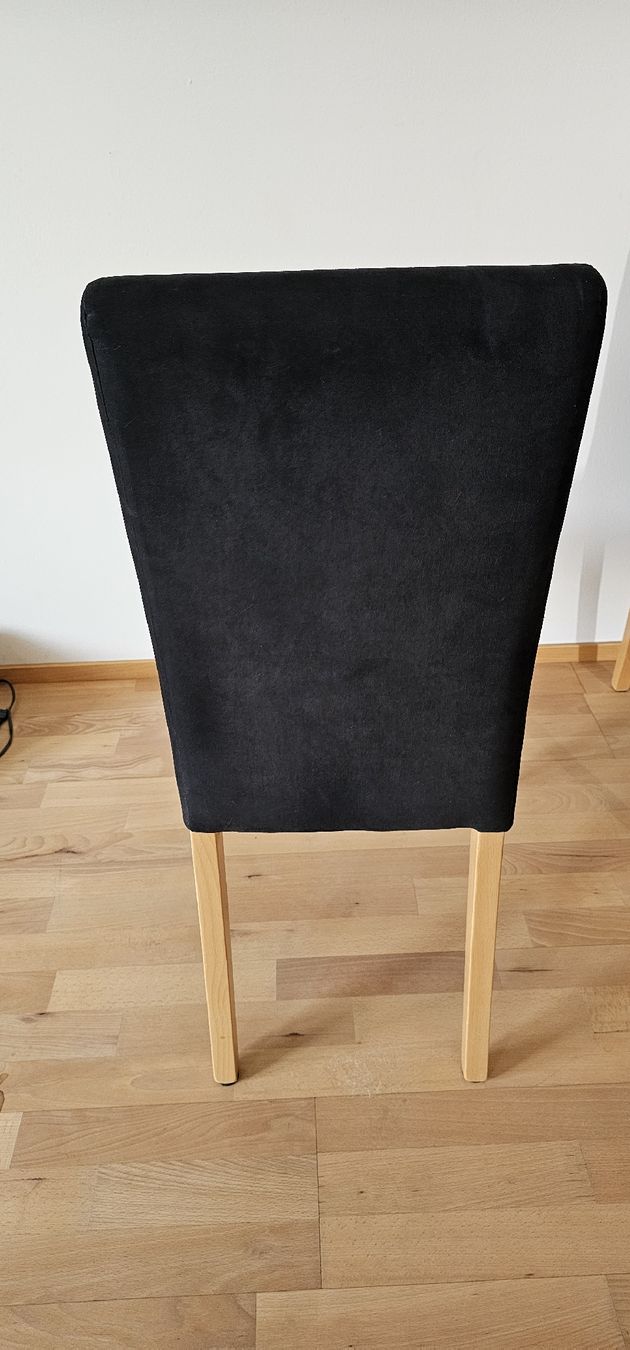 Chaises: 4 schwarze Stoffstühle mit hellen Holzbeinen – D'occasion à Illgau par smili2591 3
