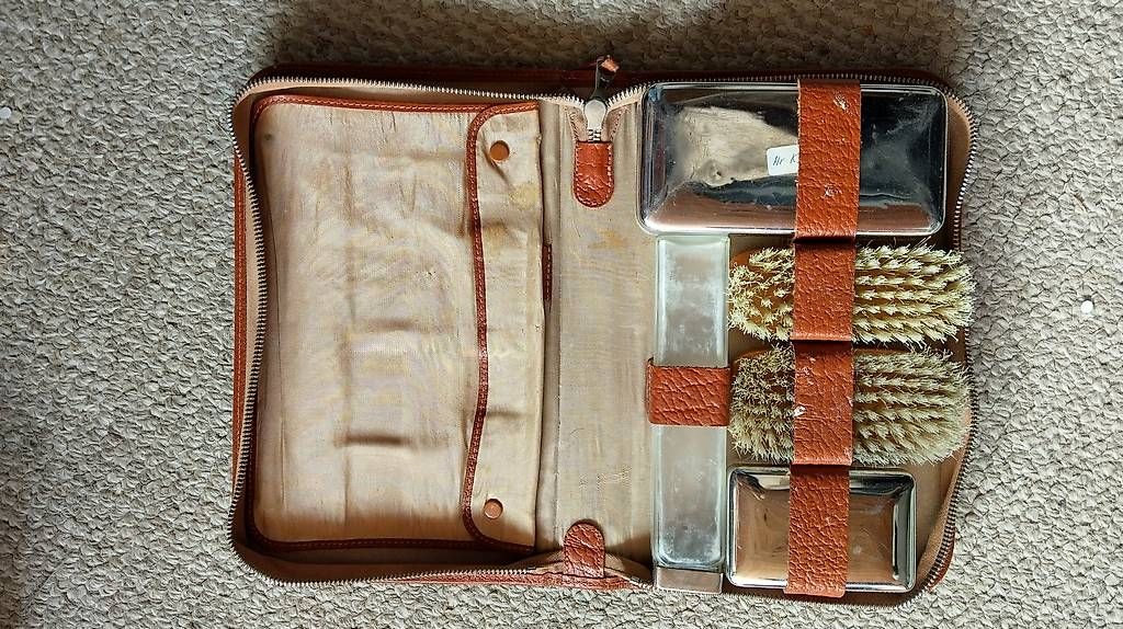 Trousses de maquillage: Altes Leder Nessesaire – D'occasion à Dübendorf par Buch3