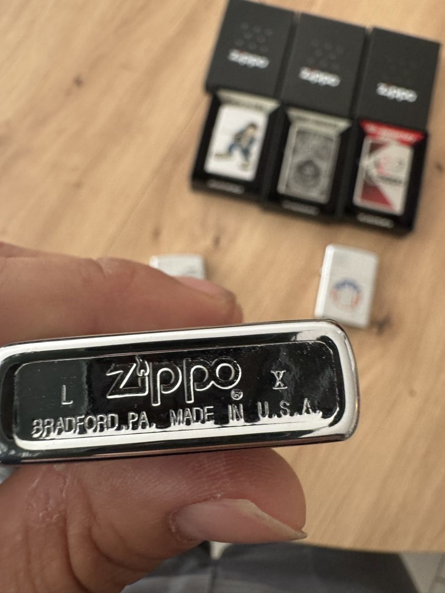 Zippo Feuerzeuge: Lot de 6 briquets Zippo collection – Neu (gemäss Beschreibung) aus Epagny von  2