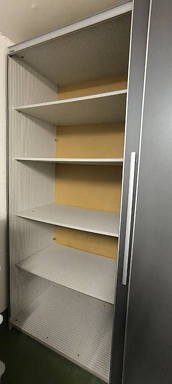 Armoires: Schrank 200x205x60cm zu verschenken – D'occasion à Zweidlen par xp4 3