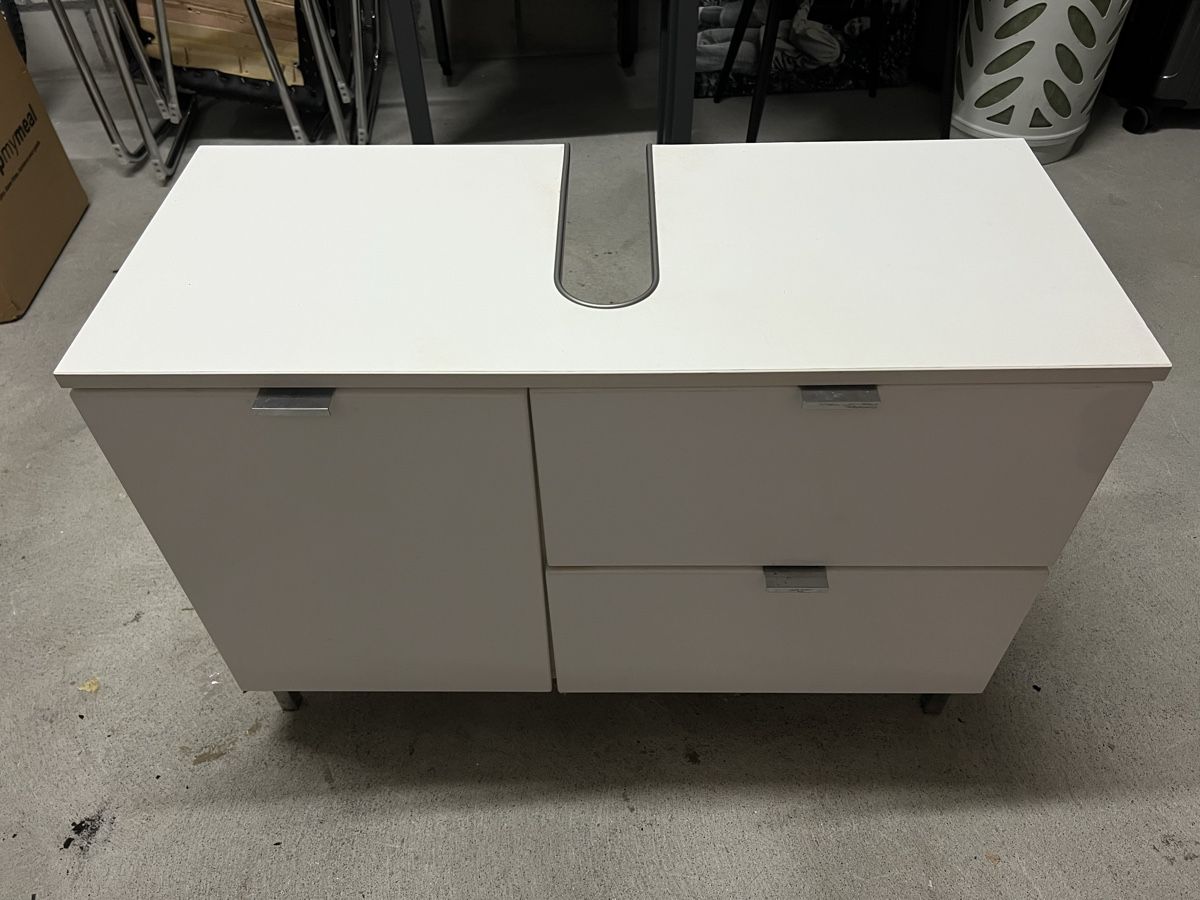 Livique Mobili per bagno: Ikea Waschbeckenunterschrank – Usato da Hindelbank venduto da frundi