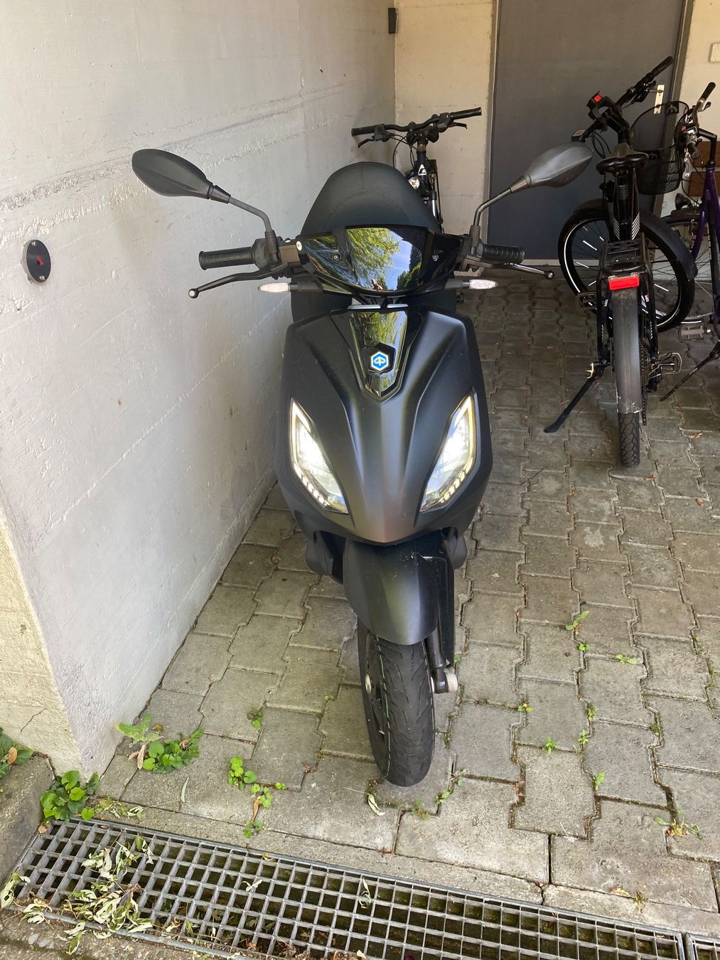 Piaggio Scooters: 6.2023 E-Roller Piaggio 1 Active 45 od. 60km/h schwarz – Gebraucht aus Langendorf von Antik-Samariter 3