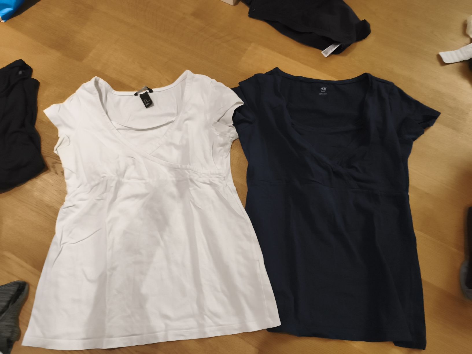 H&M T-Shirts: 2 H&M Mama Stillshirts, Grösse M, Baumwolle – Gebraucht aus Illnau von snejinka