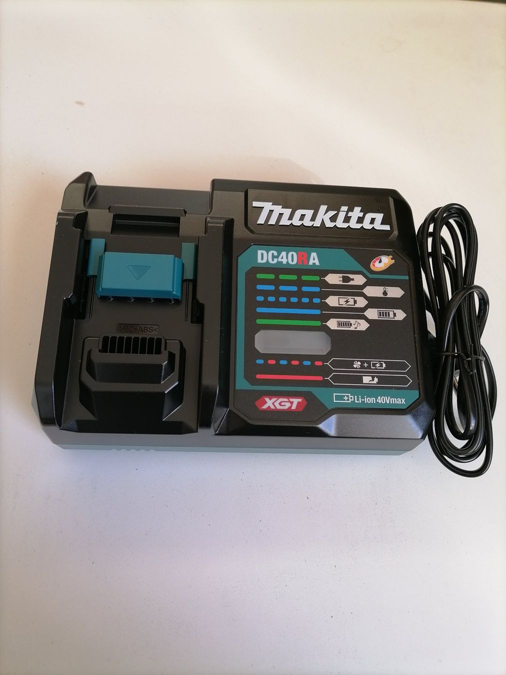 Makita Chargements: Makita 40volt ladegerät – Neuf avec emballage d'origine à Winterthur par subi2012