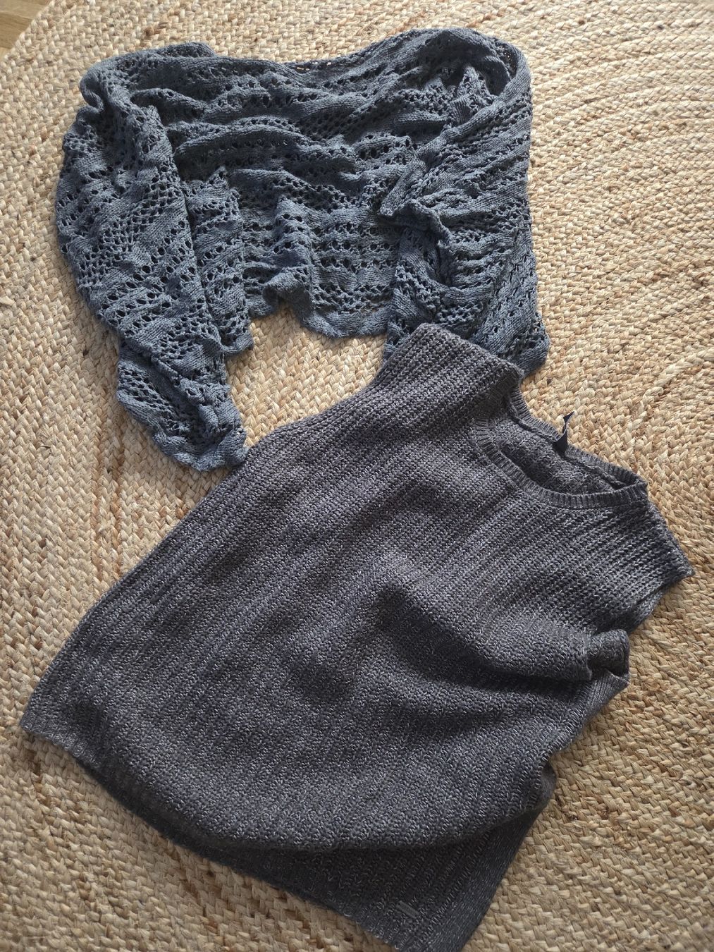 Lotti di vestiti: Pullunder & Bolero Schulterjäckli grau Strick Oberteile Boho – Usato da Pratteln venduto da madi1990