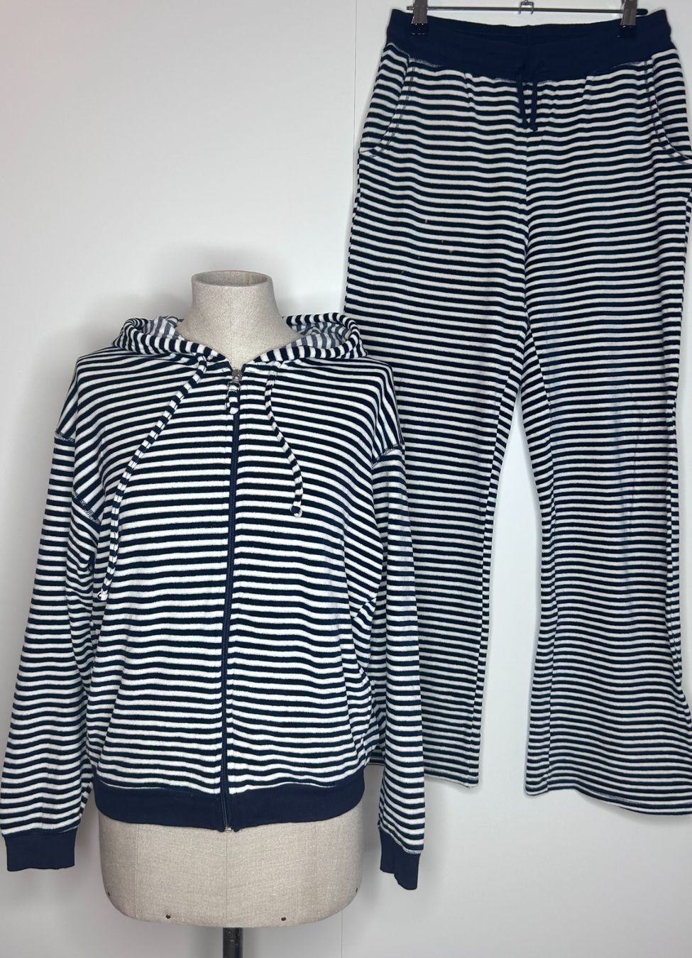 Calida Negligees & Pigiami: Calida Zip-Up Hoodie and Pants Set – Usato da St. Gallen venduto da look-twice