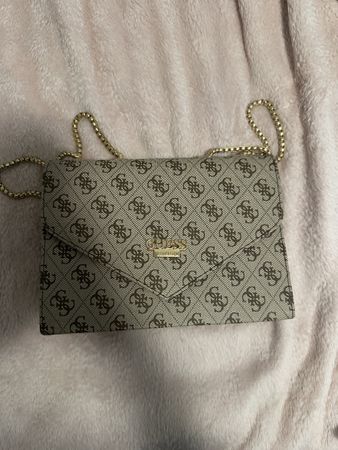 Guess Umhängetasche beige/braun Logo Muster Kettenträger