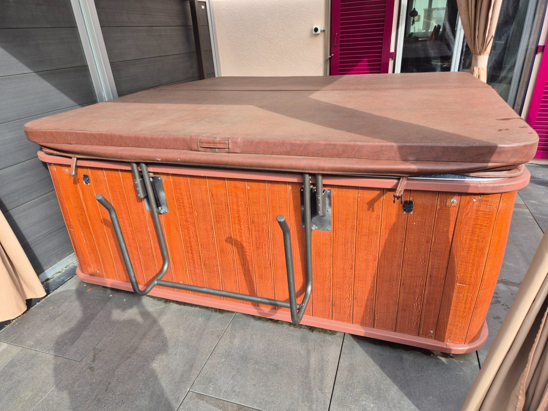 Whirlpool: Whirlpool Abdeckung Whirlpoolcover mit Lift – Usato da Henau venduto da AriesTrading