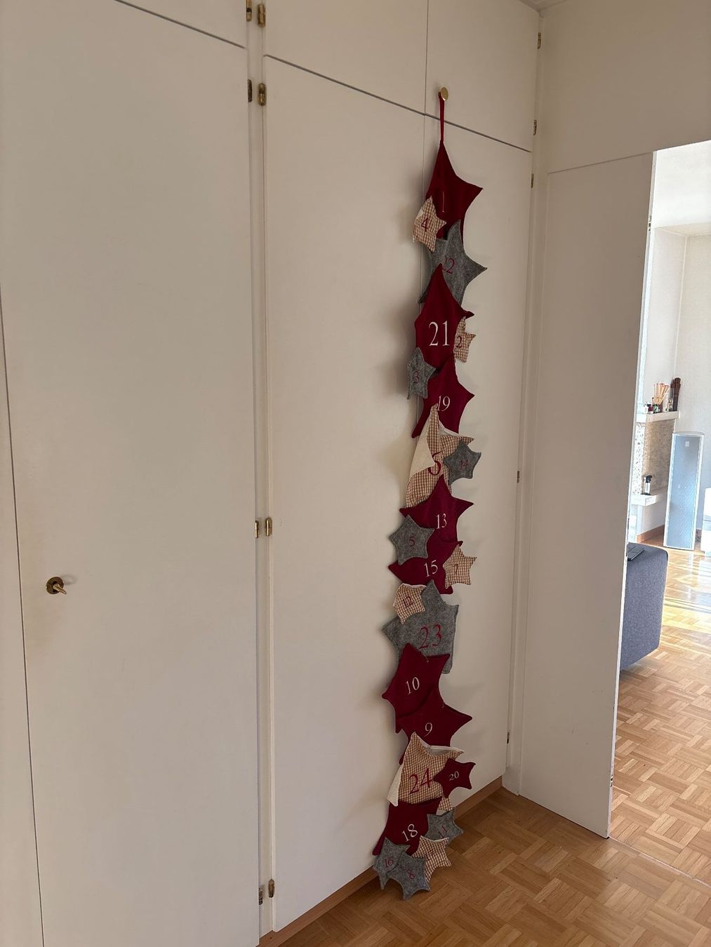 Toutes les décorations: Adventssterne mit 24 Säckli – D'occasion à Küsnacht ZH par Slofia 1