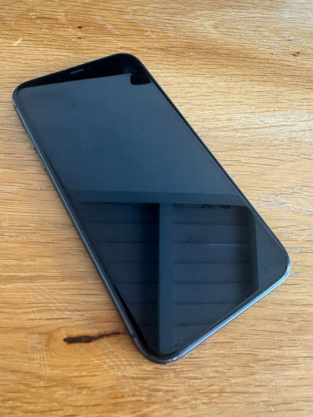Apple Telefoni cellulari / Smartphones: Apple iPhone 11 Schwarz 64GB – Usato da Jona venduto da Zukl471