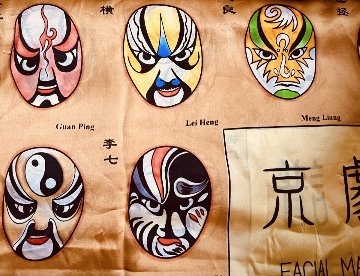 Foulard & Sciarpe: Wunderschönes Seidentuch der Peking Oper – Nuovo (secondo la descrizione) da Winterthur venduto da auctiontown 2