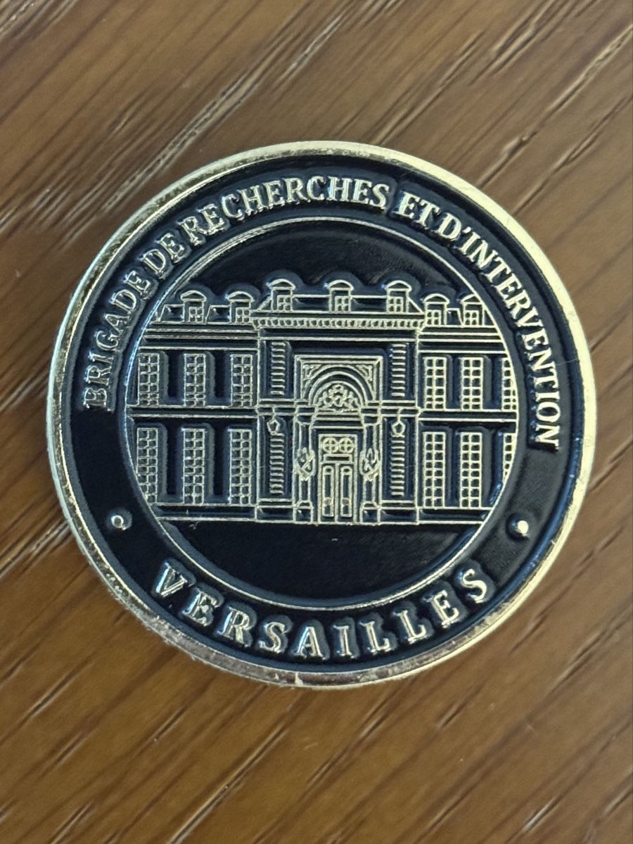 Placchette & Badge: BRI VERSAILLES - COIN – Nuovo e nell'imballaggio originale da Genève venduto da CollectorComp 1