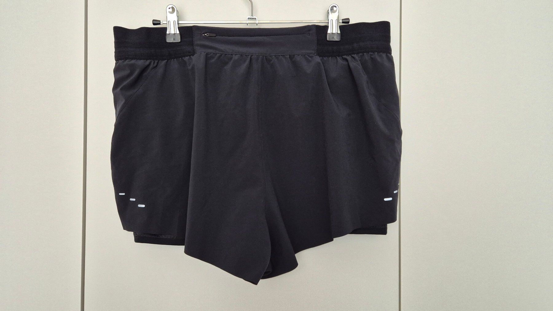 Peak Performance Pantaloni: NIKE Performance 2-in-1 Shorts, schwarz, L – Nuovo (secondo la descrizione) da Münchenstein venduto da Trinity 2