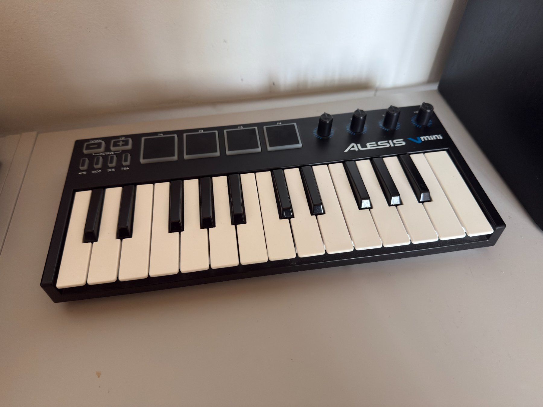 Alesis Strumenti musicali: Alesis V Mini MIDI Keyboard – Usato da Hermetschwil-Staff venduto da b6mp