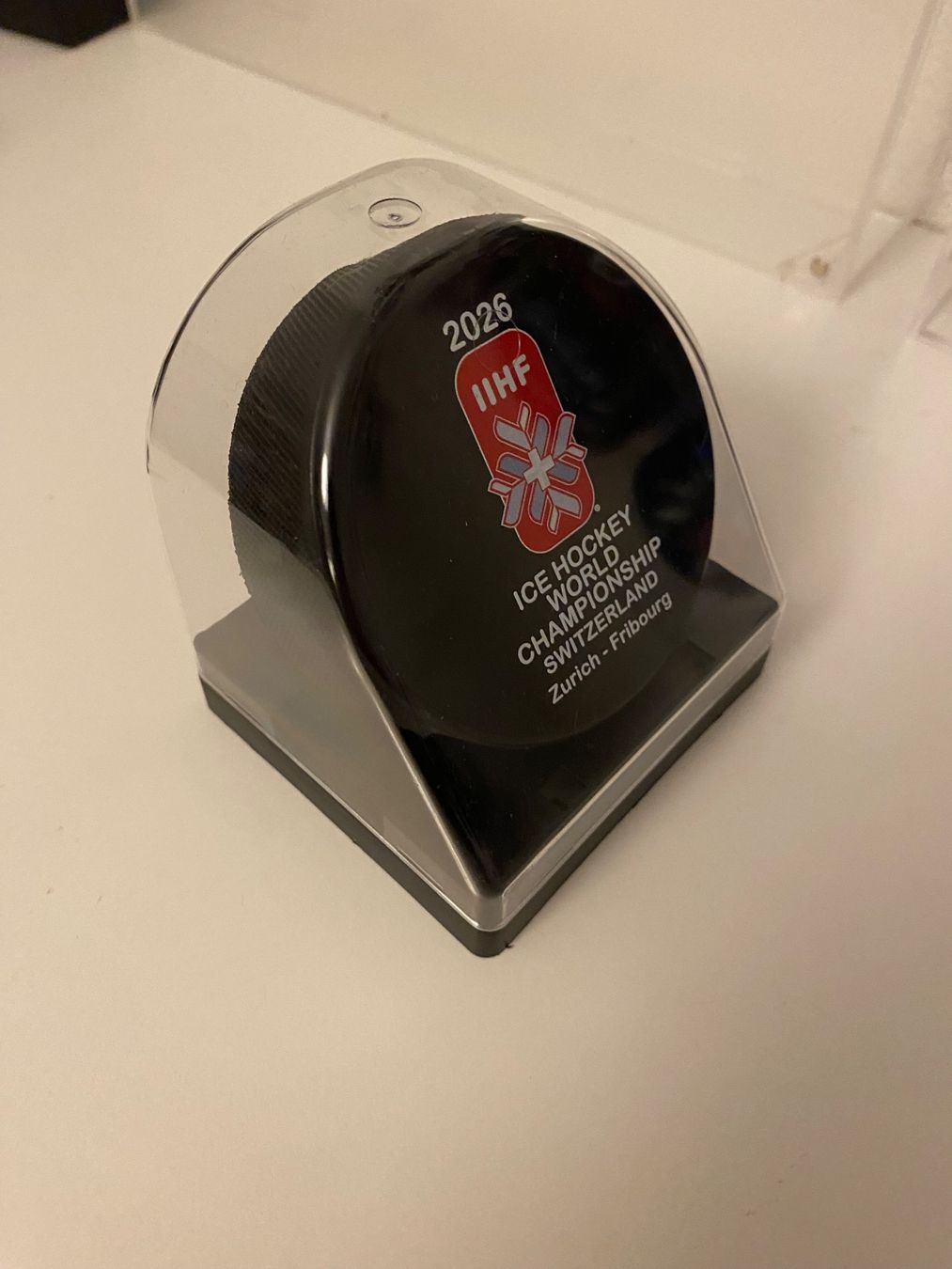 Bälle: 2026 IIHF WM  Puck Logo with Display – Neu (gemäss Beschreibung) aus GIFFERS von Calo4