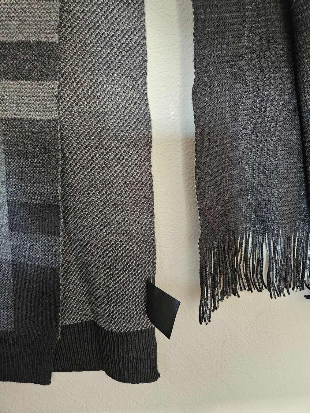 Foulard & Sciarpe: 2 Winterschals, kariert & gestreift, grau/schwarz – Usato da Eschenbach SG venduto da MarThu 1