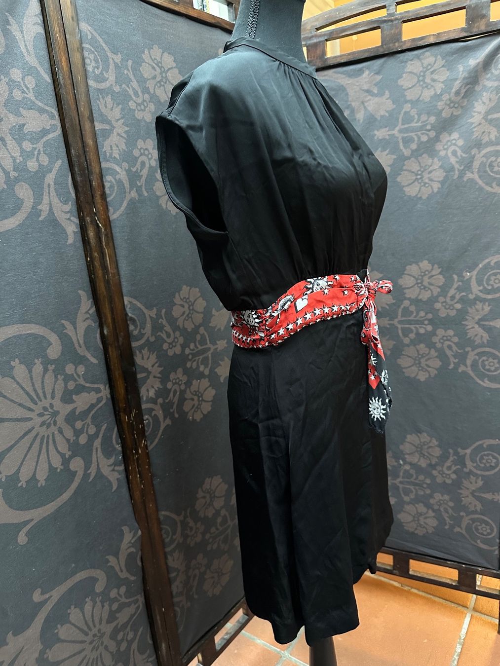 Sandro Robes: Sandro Kleid 2 mit Gürtel – D'occasion à Solduno par ant_npd6 2