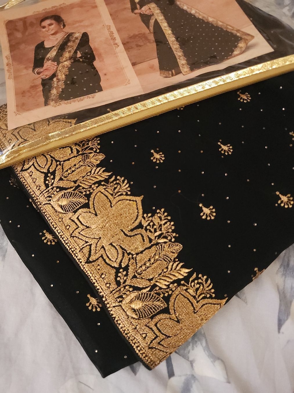 Vestiti: Fancy black and gold saree NEU – Nuovo e nell'imballaggio originale da Les Acacias venduto da minnie6 1