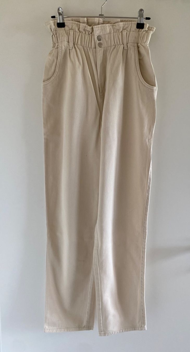 H&M Jeans: Beige Jeans mit Gummizug – Usato da Oberdiessbach venduto da cor_2nrl