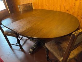 Tavolo rotondo allungabile in legno massiccio con sei sedie