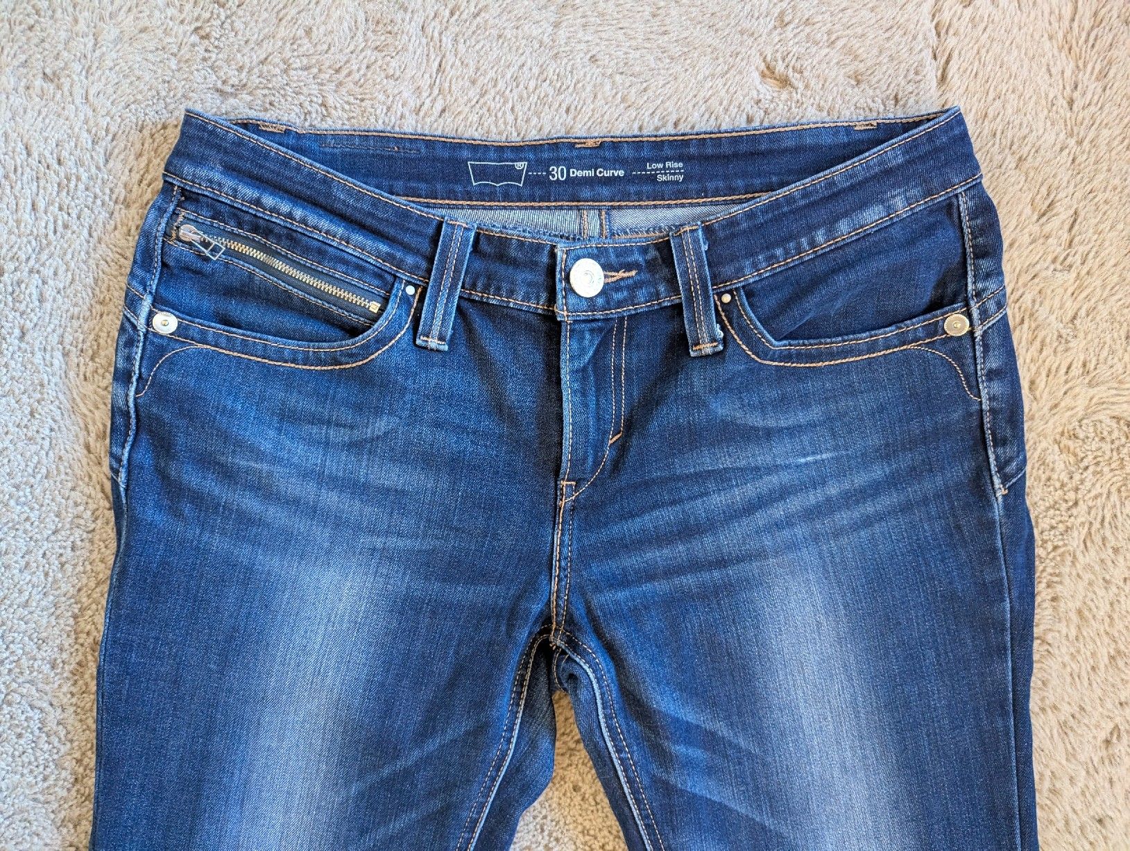 Levi's Jeans: jean Levi's 30 – Nuovo (secondo la descrizione) da Montreux venduto da dem_gyt9 1