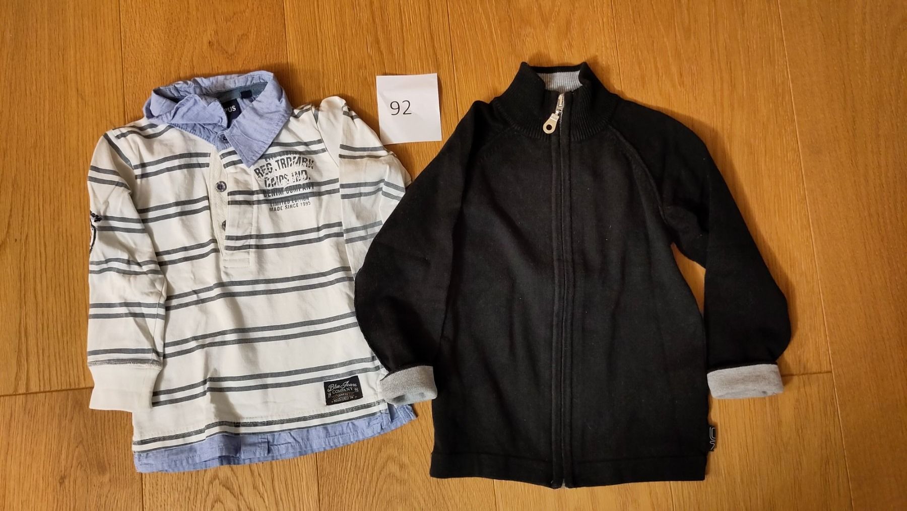 Okaidi Lotti & Set di vestiti: 2er Set Langarm Poloshirt, Zipp-Pullover Grösse 92 okaidi – Usato da Wil SG venduto da crxschildi