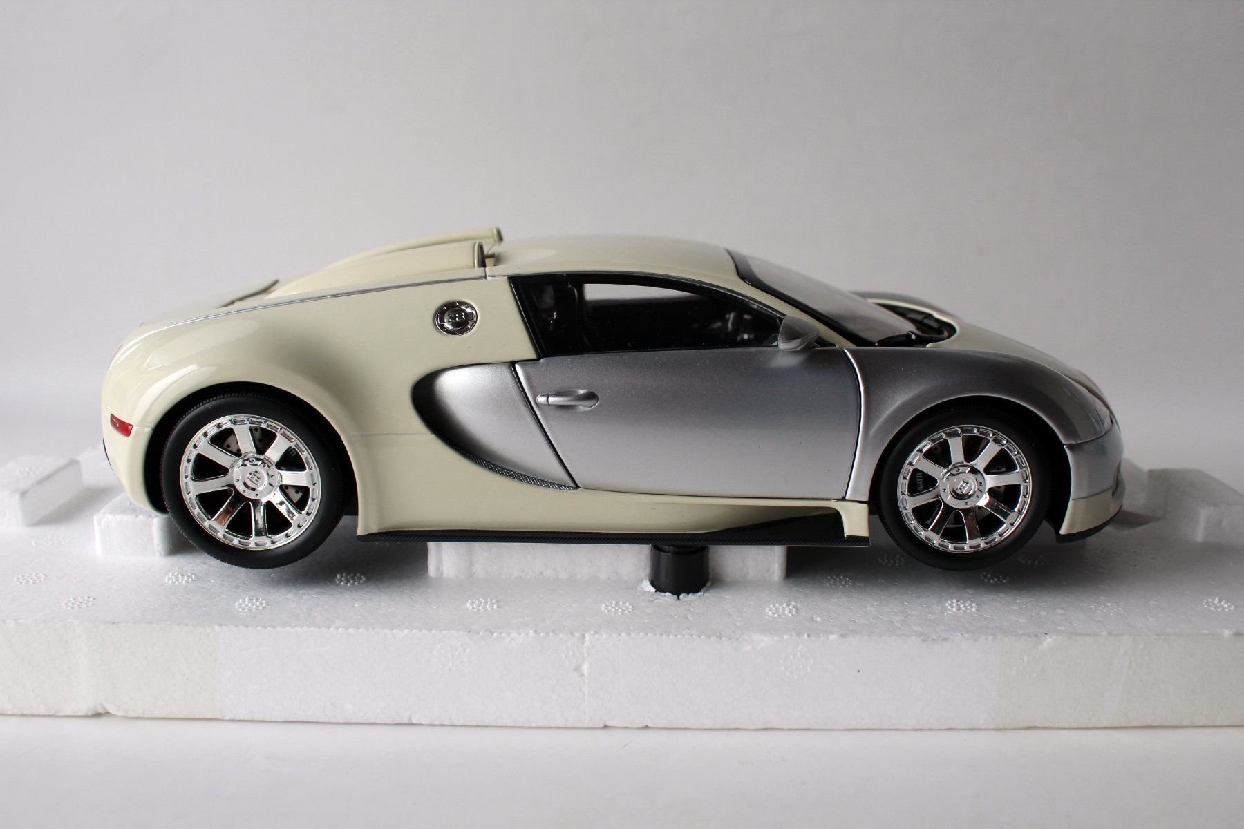 MINICHAMPS Modellauto 1:18 - Bugatti Veyron (Neu und originalverpackt ...